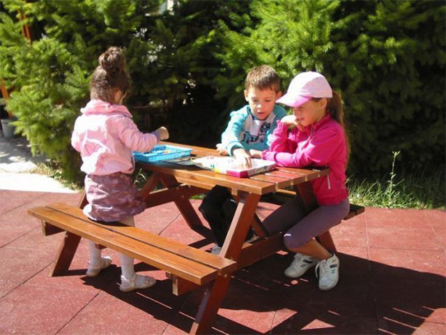 Masa picnic cu banci pentru copii